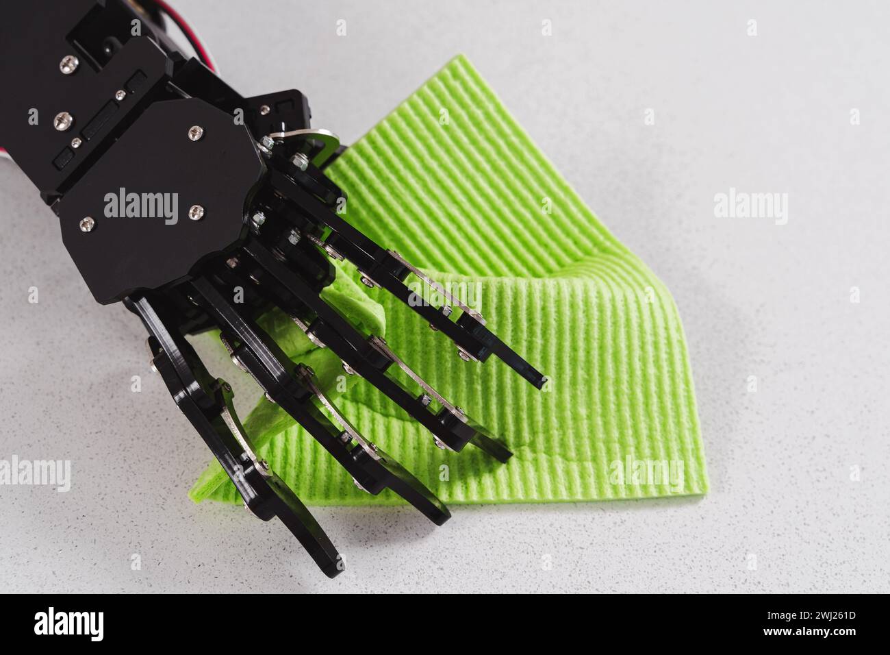 Die Hand und das Tuch eines echten Roboters zum Reinigen. Konzept der Roboterprozessautomatisierung Stockfoto