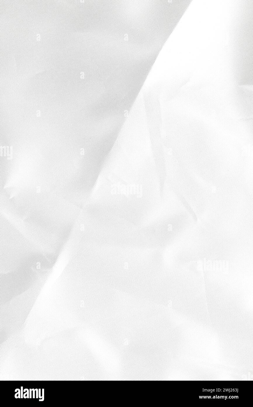 Abstrakter weißer Kunststoff mit Falten und Faltenfalten. Altes, staubiges Tuch. Zerknitterter Hintergrund mit heller Textur. Für Webdesign Stockfoto