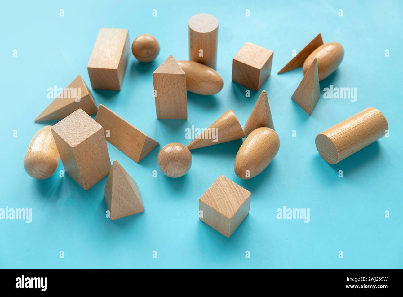 Lernspielzeug, kognitive Fähigkeiten, Kinderentwicklung. Montessori formt Spielzeuge auf blauem Hintergrund. Stockfoto