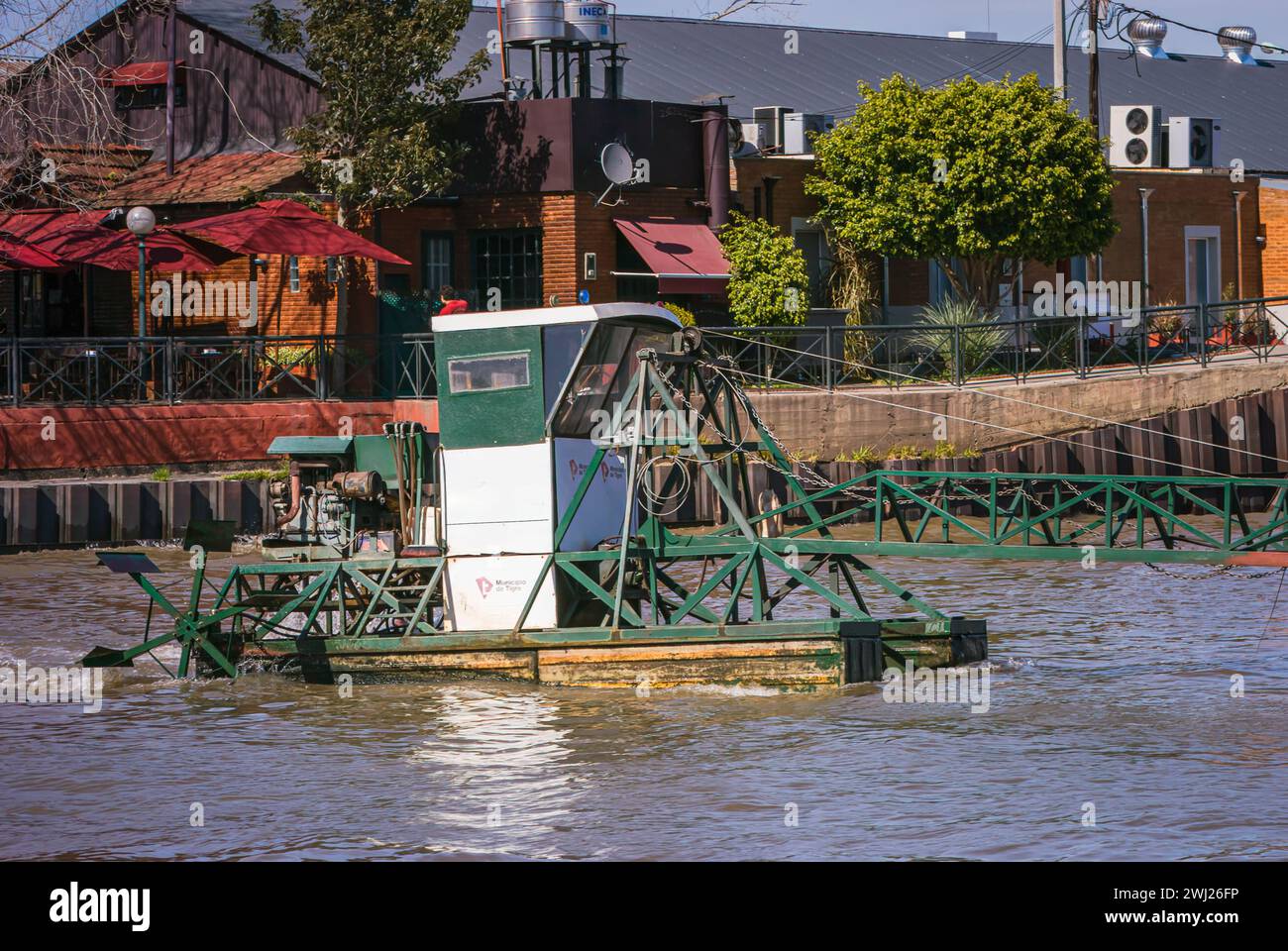 Tigre, Argentinien, 6. September 2011: Reinigung des Wassers: Ein Tag auf den Kanälen Stockfoto