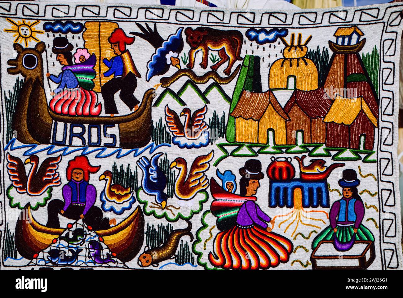 Uros-Inseln, Peru, 1. Mai 2009: Farbenfrohe Wandteppiche des Lebens auf den Uros-Inseln Stockfoto