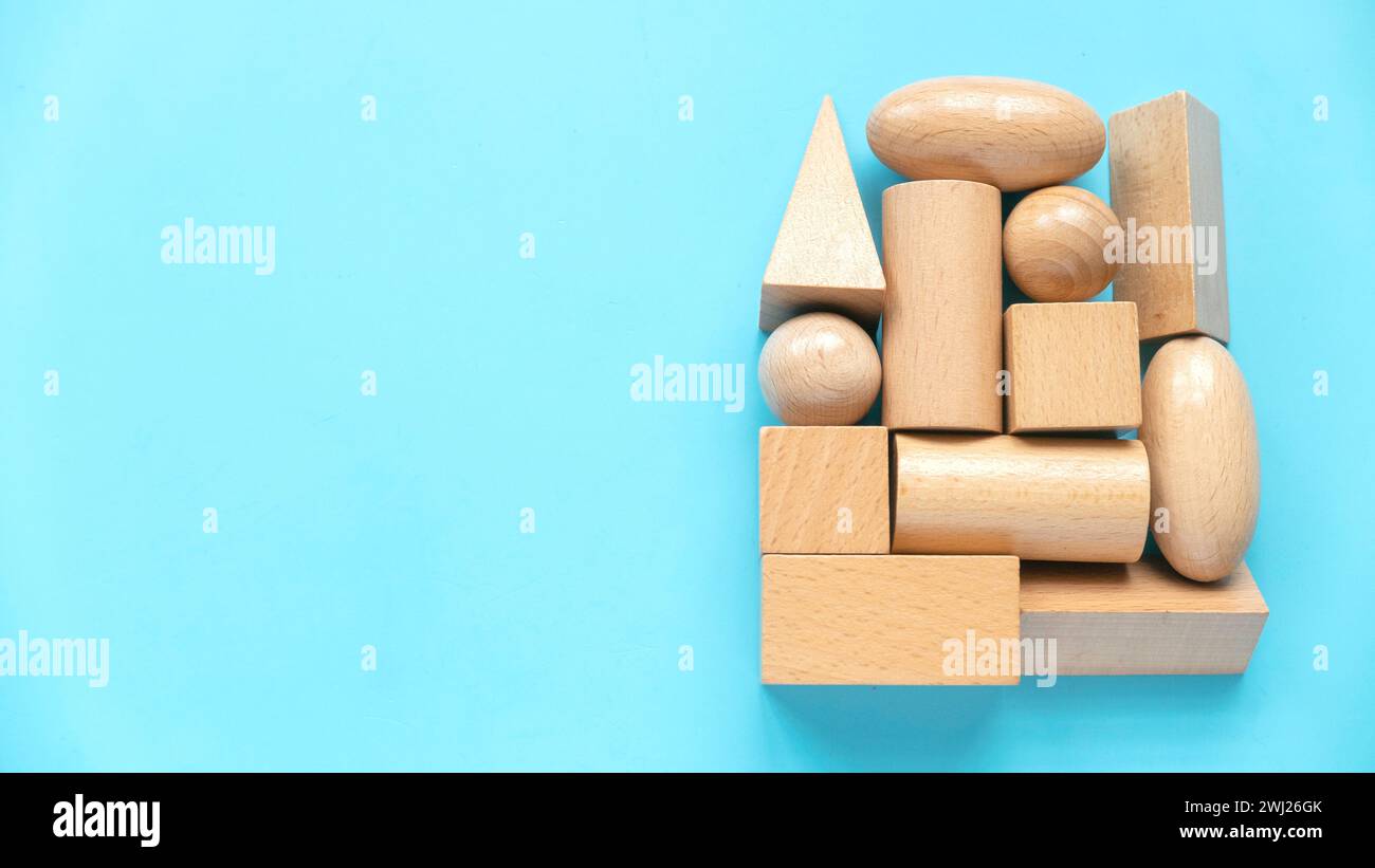 Lernspielzeug, kognitive Fähigkeiten, Kinderentwicklung. Montessori formt Spielzeuge auf blauem Hintergrund. Stockfoto