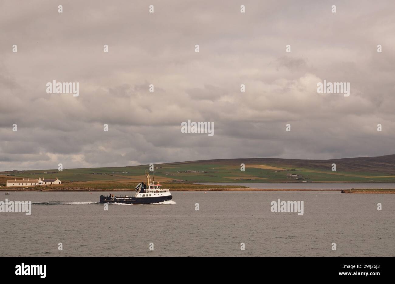 Ein kleines Orkney-Fährschiff verlässt Stromness Hafen, auf dem Weg zu einem anderen Teil von Orkney Stockfoto
