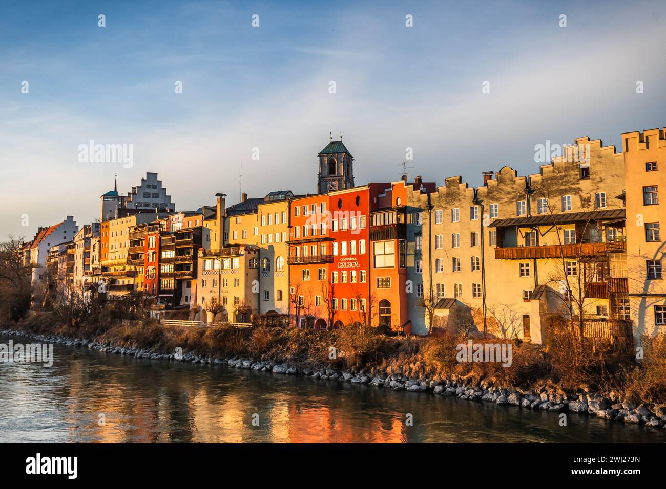 Häuserreihe in Wasserburg am Inn, romantische bayerische Stadt am Inn im goldenen Nachmittagswinterlicht, Blick von der Brücke Stockfoto