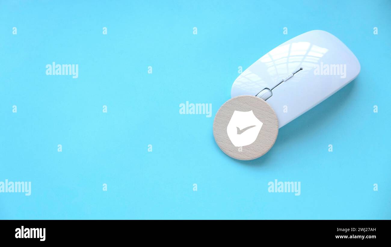 Konzept der Technologie Internet, Cybersicherheit, Datenbank, Datenschutz und Web-Schutz concept.Computer Maus mit einem Holz haben ein Schildsymbol. Stockfoto