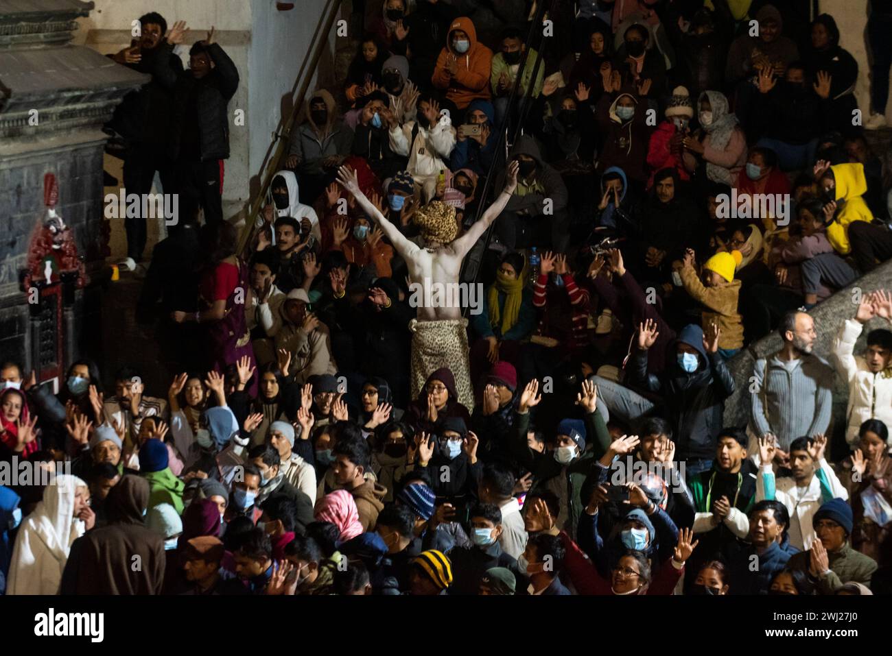 Hinduistische Gläubige versammeln sich im Pashupatinath Tempel am Ufer des heiligen Krematoriums am Bagmati River, um am Montag, dem Tag des Herrn Shiva, Kathmandu, Nepal, am Montag, den 12. Februar 2024 das Abendgebet zu hören Stockfoto