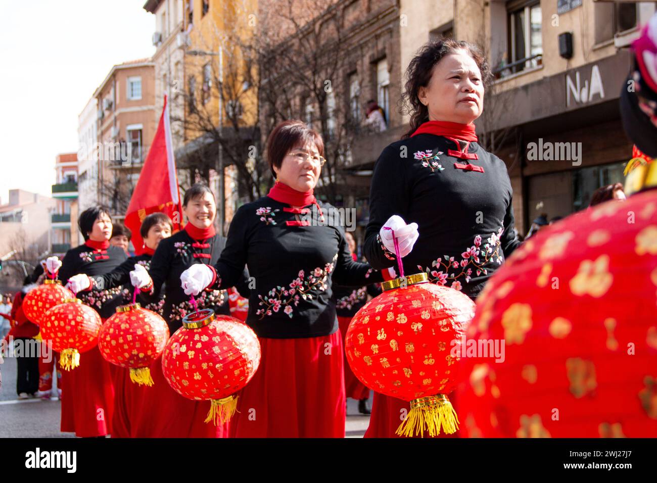 Chinesische Neujahrsparade Aus Holz. In diesem Fall sehen wir den Tanz mit roten Ballons, getragen von chinesischen Frauen Stockfoto