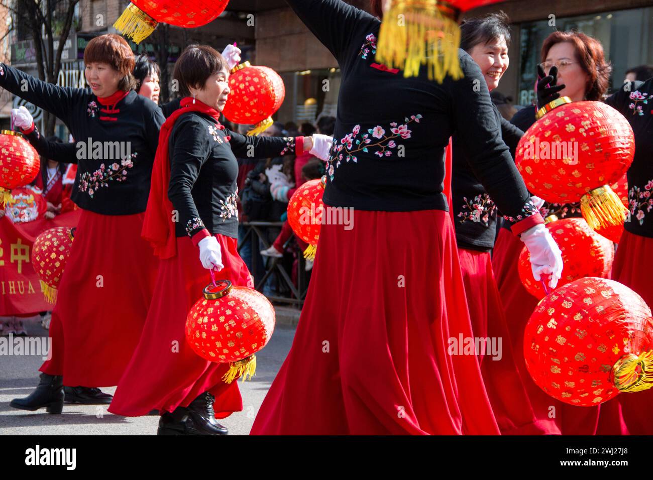 Chinesische Neujahrsparade Aus Holz. In diesem Fall sehen wir den Tanz mit roten Ballons, getragen von chinesischen Frauen Stockfoto