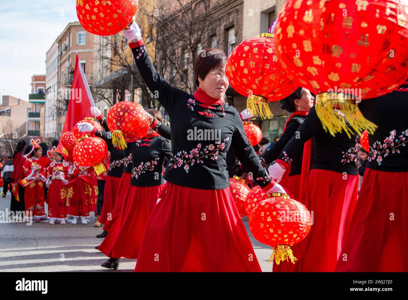 Chinesische Neujahrsparade Aus Holz. In diesem Fall sehen wir den Tanz mit roten Ballons, getragen von chinesischen Frauen Stockfoto