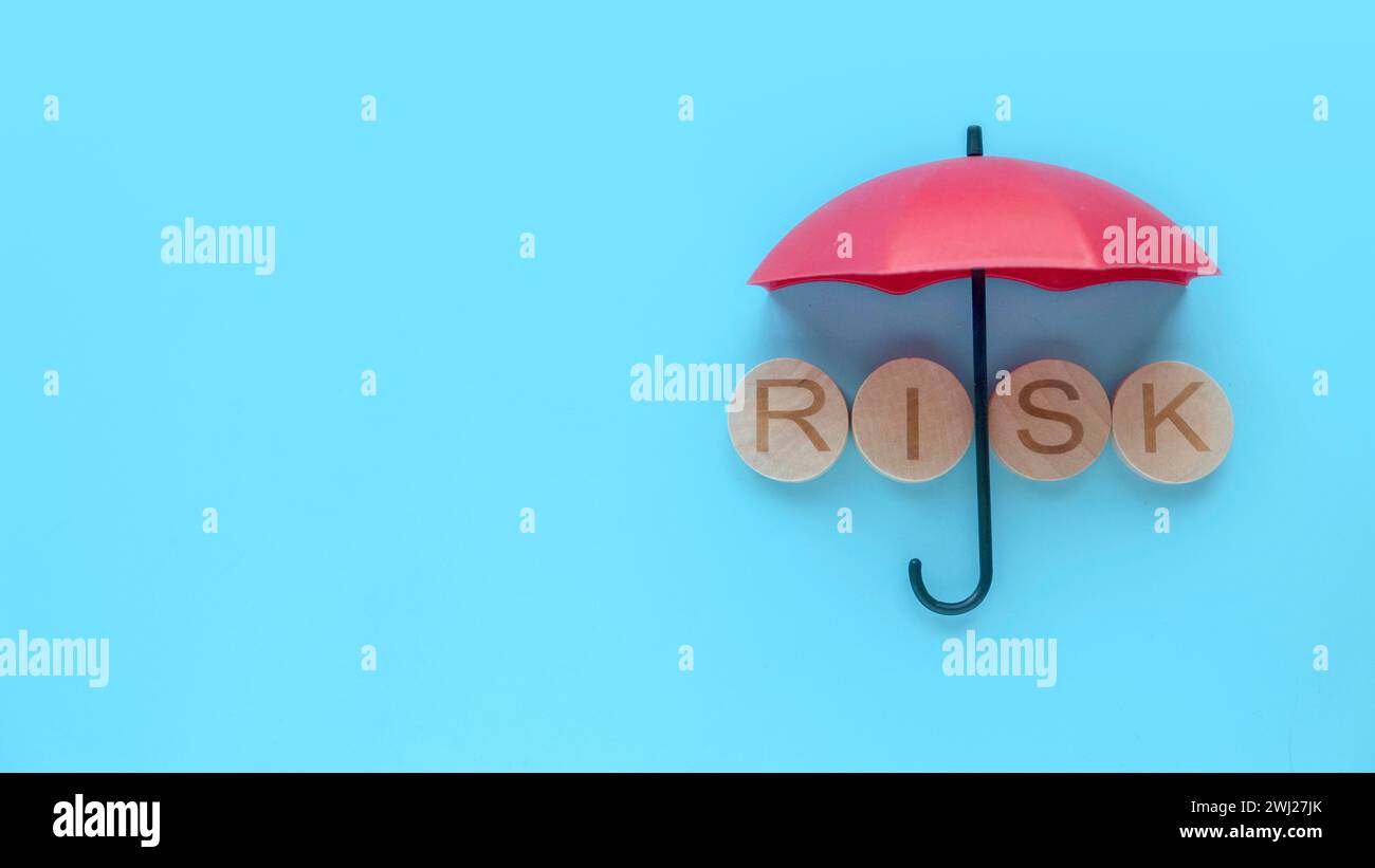 Risikobewertung, Managementkonzept. Alphabet des Arbeitsrisikos unter einem roten Schirm. Stockfoto