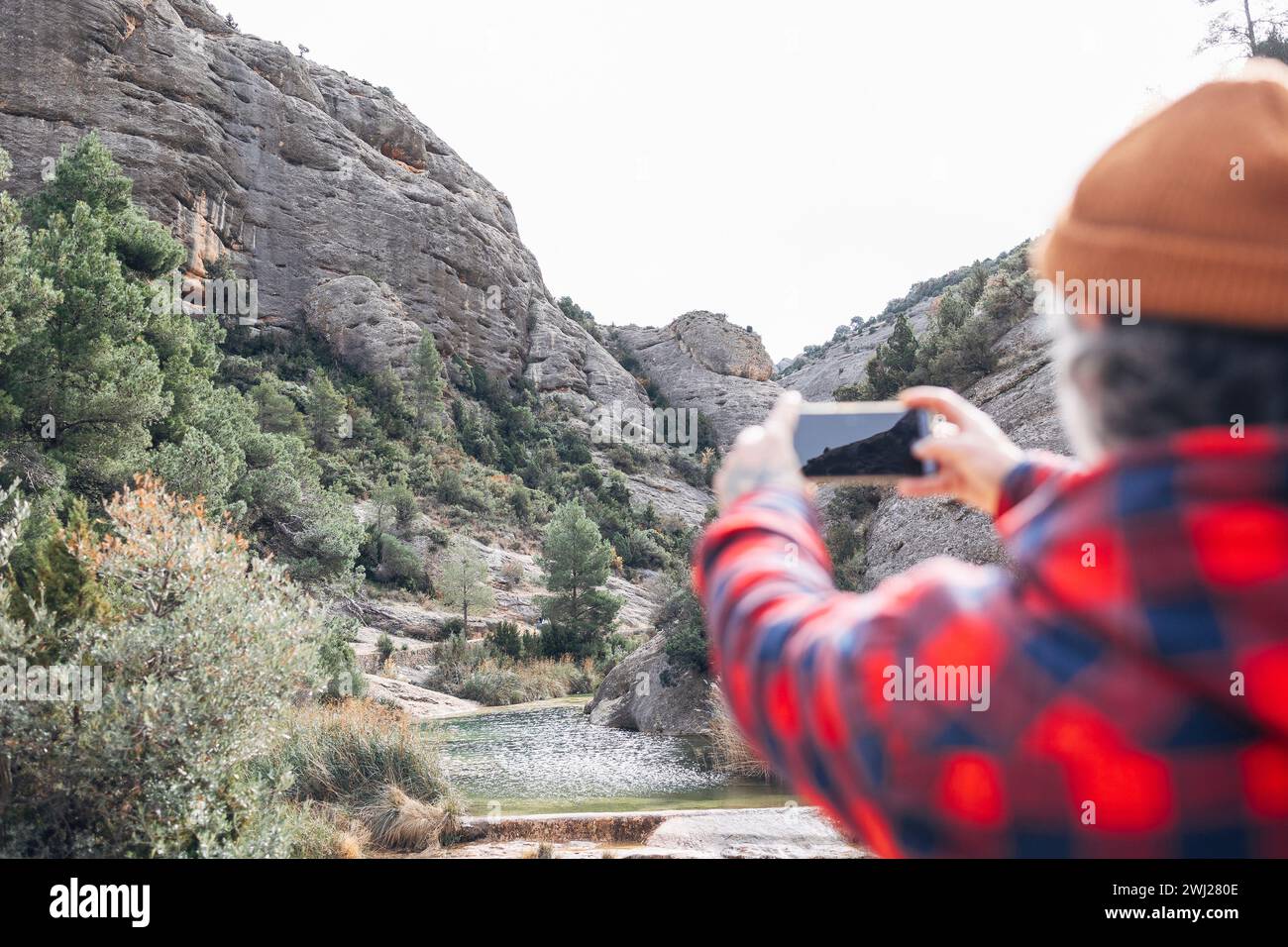 Wanderer, der Fotos von Flussaussichten macht, selektiver Fokus Stockfoto
