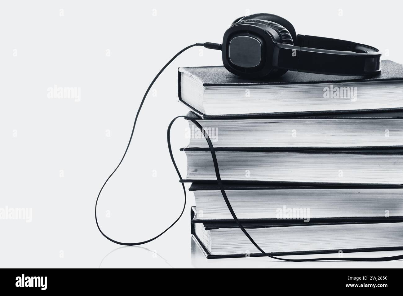 Echte Bücher und Kopfhörer – Hörbuch hören Stockfoto