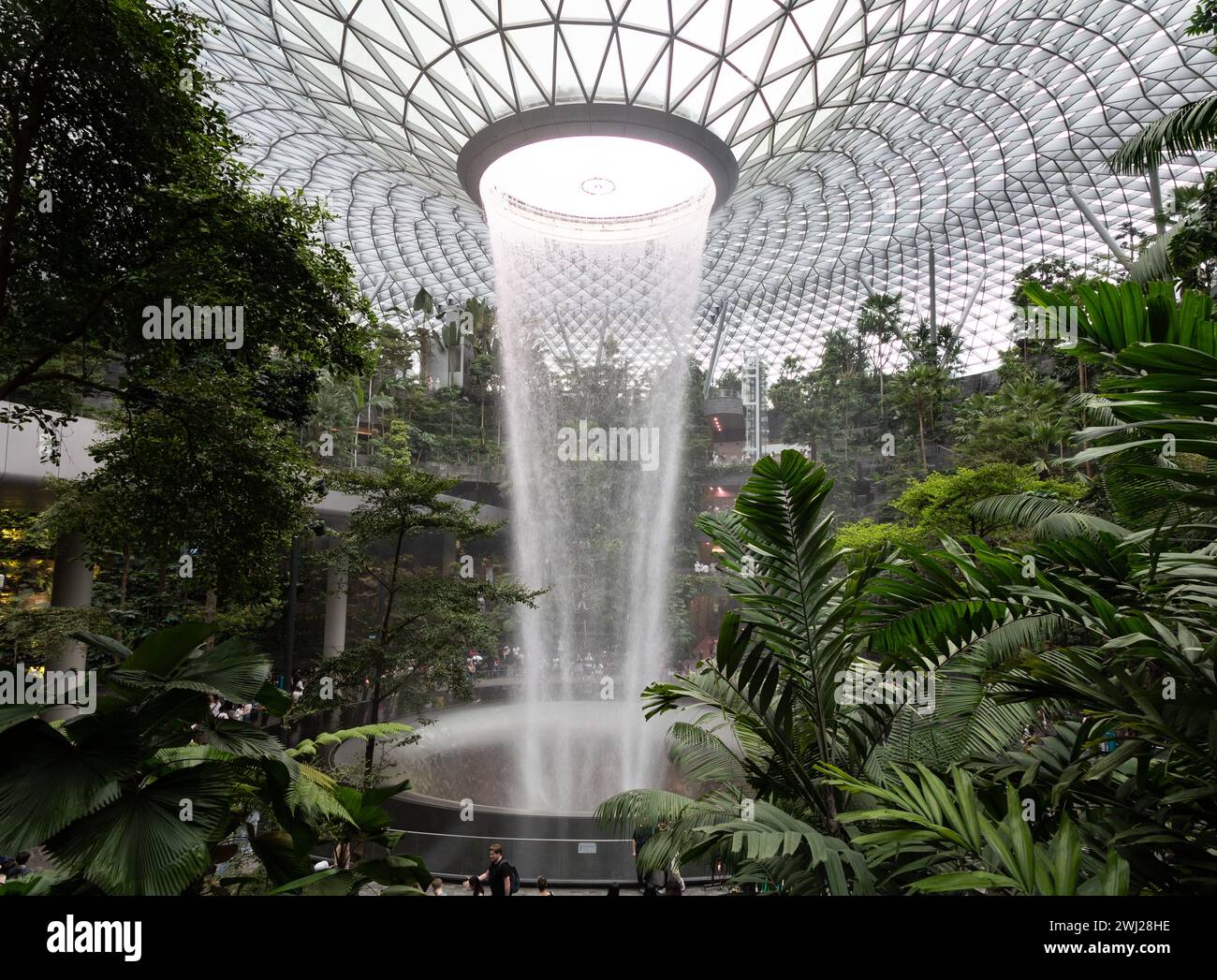 Touristen besuchen den berühmten Wasserfall am Jewel in Changi Airport Stockfoto