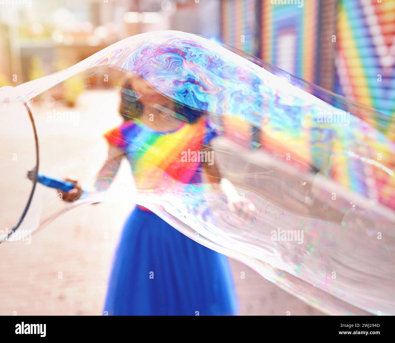 Ein junges Mädchen, das riesige Bubble vor einem Wandgemälde in Washington, DC, macht Stockfoto