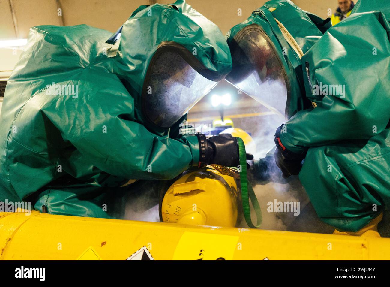 Feuerwehrleute im NBC-Anzug arbeiten an Chemieunfällen Stockfoto