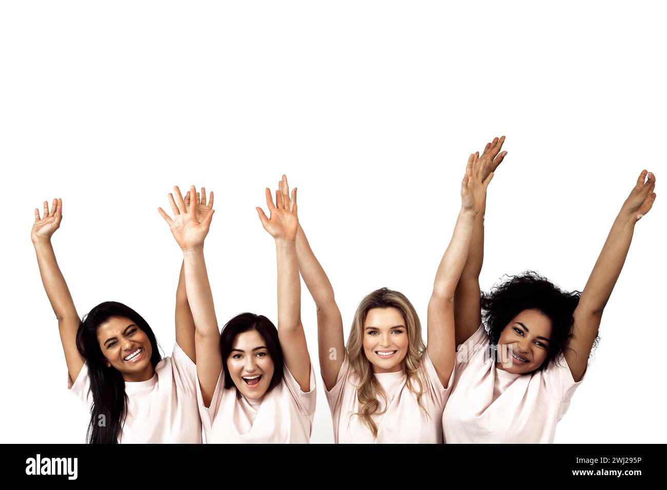 Multikulturelle Vielfalt und Freundschaft. Multiethnische Gruppe glücklicher Frauen, die vor weißem Hintergrund die Hände heben Stockfoto