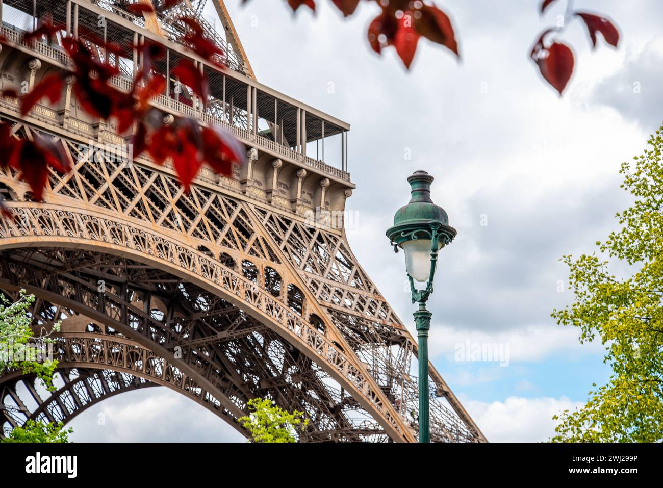 Blick auf den Eiffelturm im Sommer, Paris Stockfoto