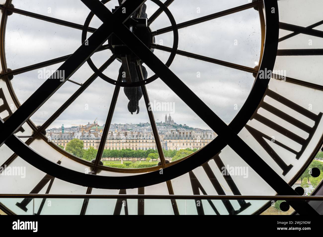 Blick auf Sacre Coeur durch eine große Uhr Stockfoto