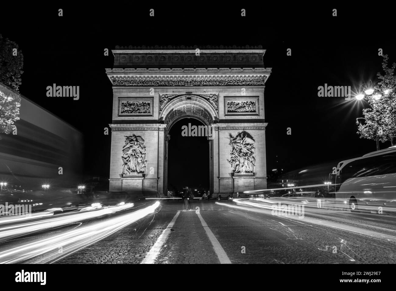 Nächtlicher Verkehr auf den Champs-Elysées und dem Arc de Triomph Stockfoto