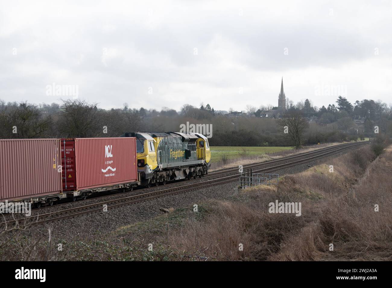 Diesellokomotive der Baureihe 70 Nr. 70001 zieht einen freightliner-Zug in der Nähe von Kings Sutton, Northamptonshire, England, Großbritannien Stockfoto