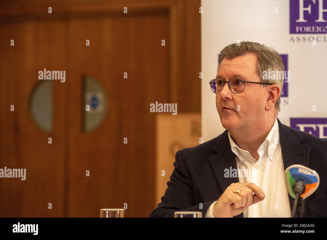 London, Vereinigtes Königreich. Februar 2024. Jeffrey Donaldson, Vorsitzender der Democratic Unionist Party (DUP) von Nordirland, wird beim Briefing der Foreign Press Association gesehen.Credit: Tayfun Salci / Alamy Live News Stockfoto