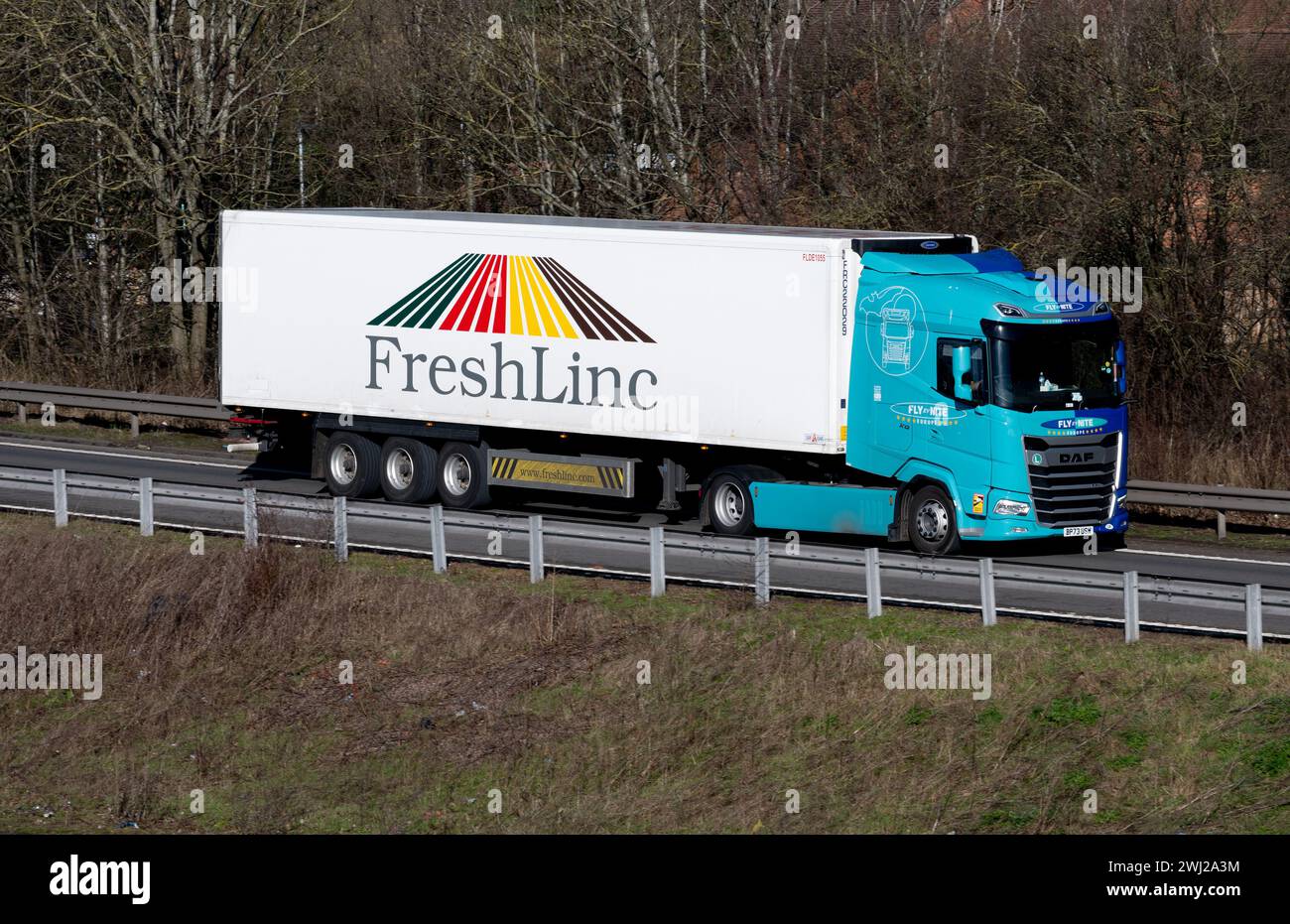 FreshLinc-Lastwagen, der an der Anschlussstelle 15, Warwickshire, Großbritannien, auf die Autobahn M40 kommt Stockfoto
