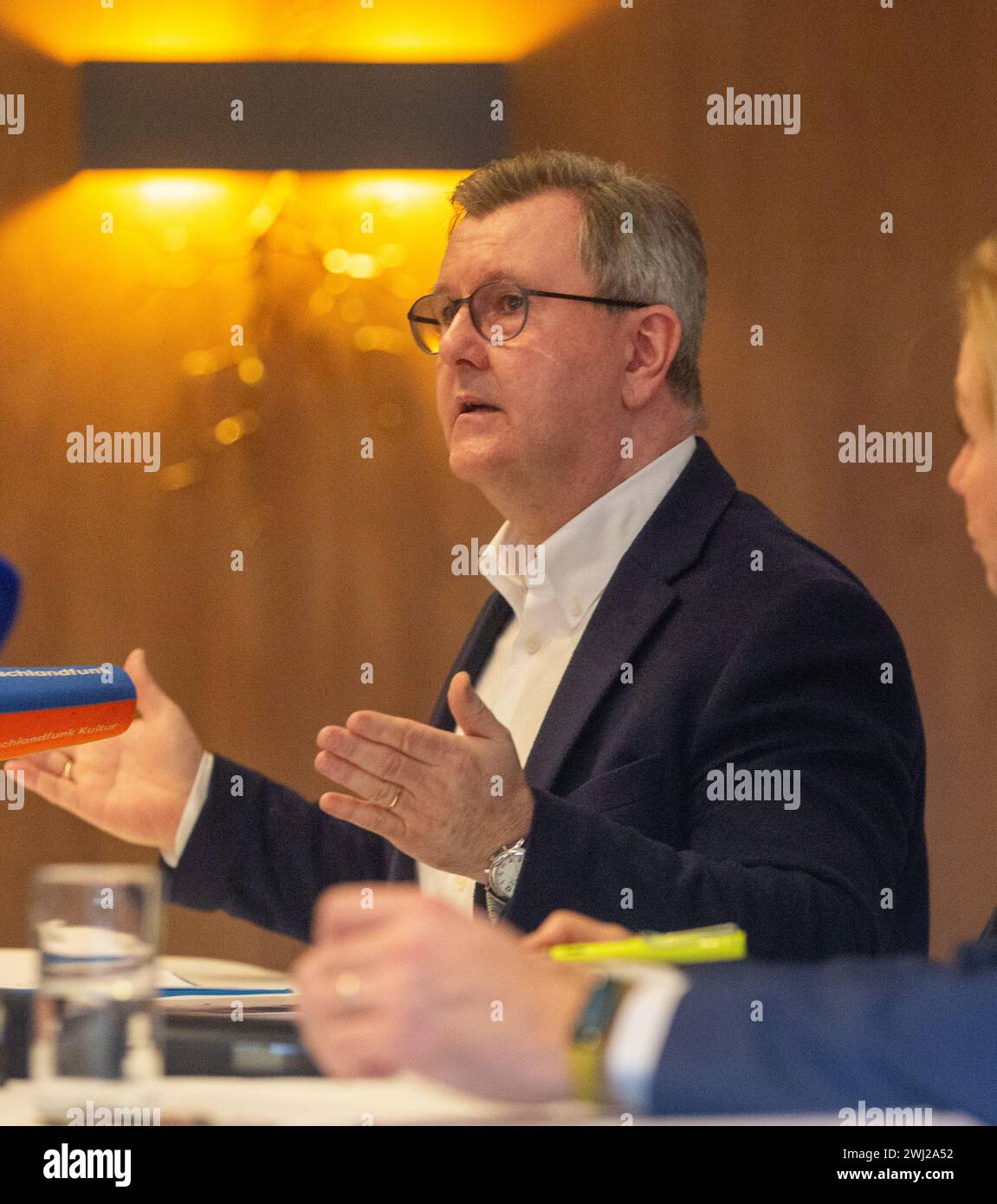 London, Vereinigtes Königreich. Februar 2024. Jeffrey Donaldson, Vorsitzender der Democratic Unionist Party (DUP) von Nordirland, wird beim Briefing der Foreign Press Association gesehen.Credit: Tayfun Salci / Alamy Live News Stockfoto