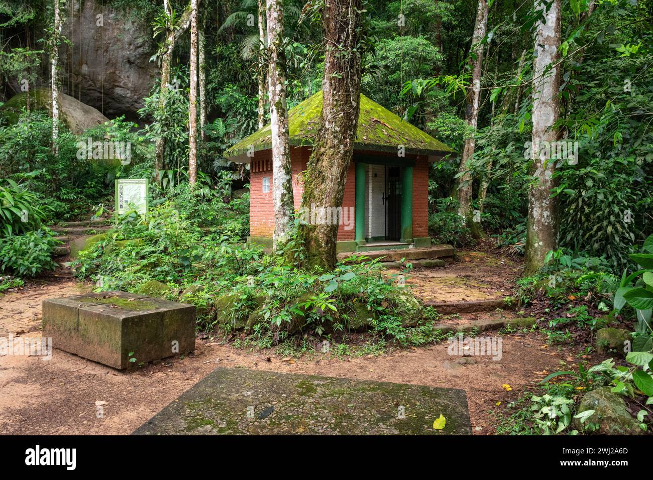 Kleine Badezimmerhütte im grünen Regenwald, Tijuca Nationalpark Stockfoto