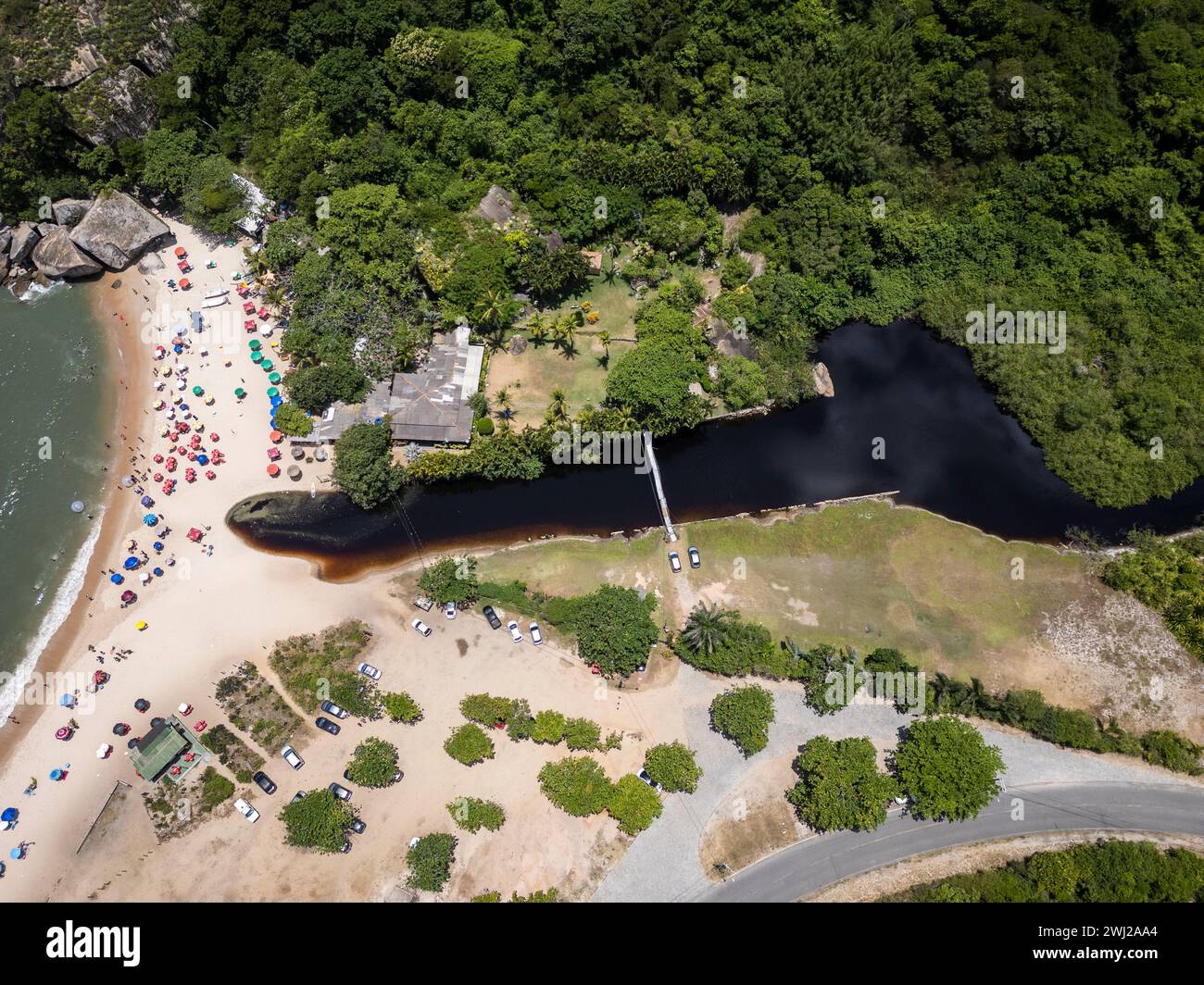 Wunderschöner Blick aus der Luft auf den einsamen atlantischen Regenwald Grumari Beach Stockfoto