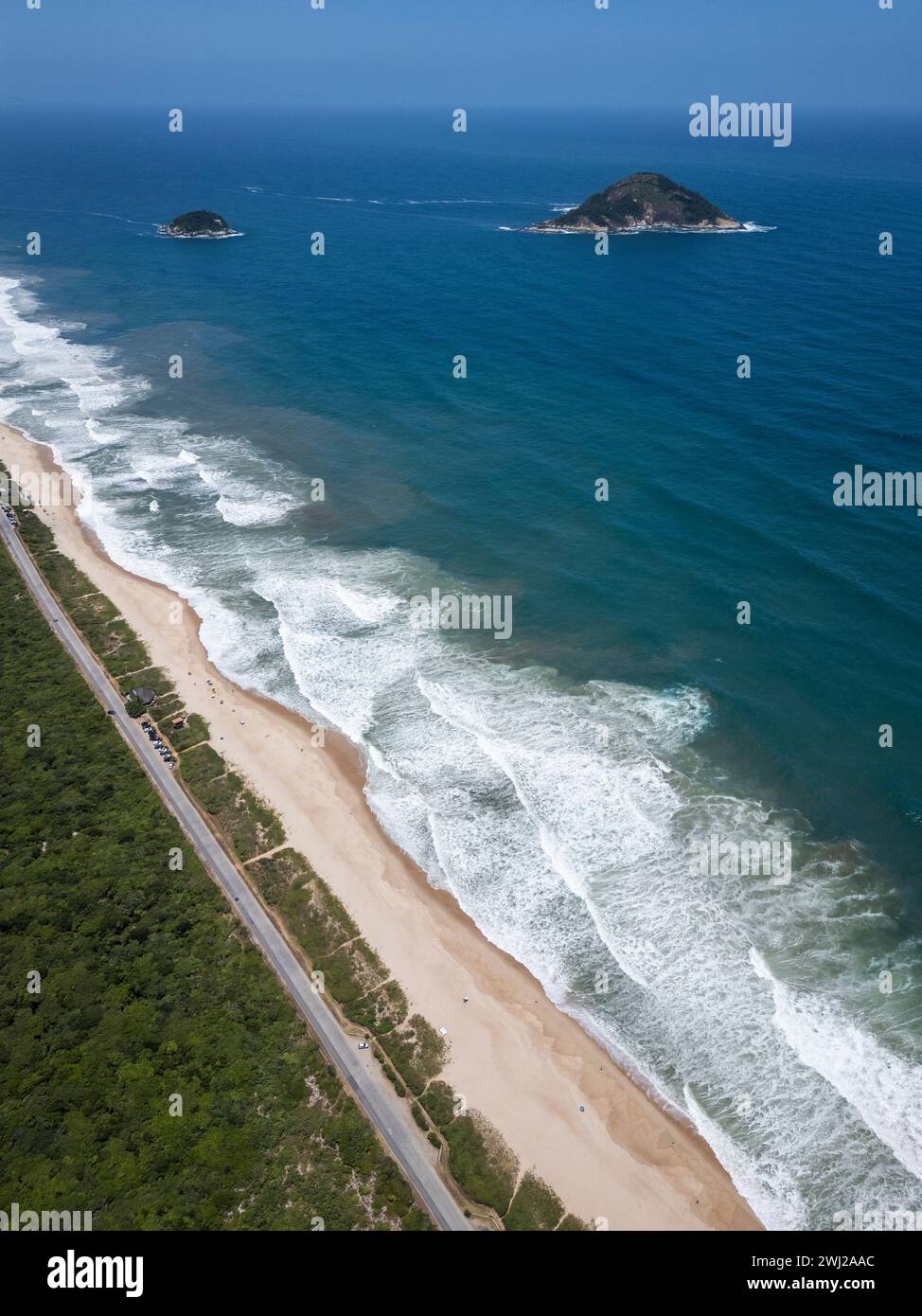 Wunderschöner Blick aus der Luft auf den einsamen atlantischen Regenwald Grumari Beach Stockfoto