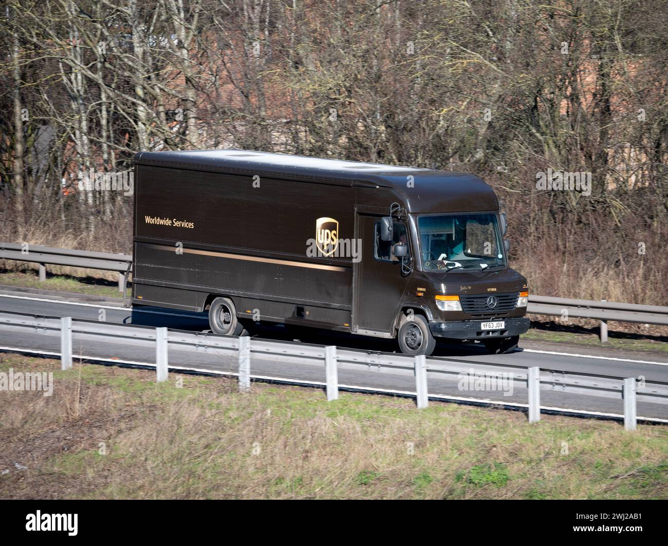 UPS van fährt an der Abfahrt 15, Warwickshire, Großbritannien auf die Autobahn M40 Stockfoto