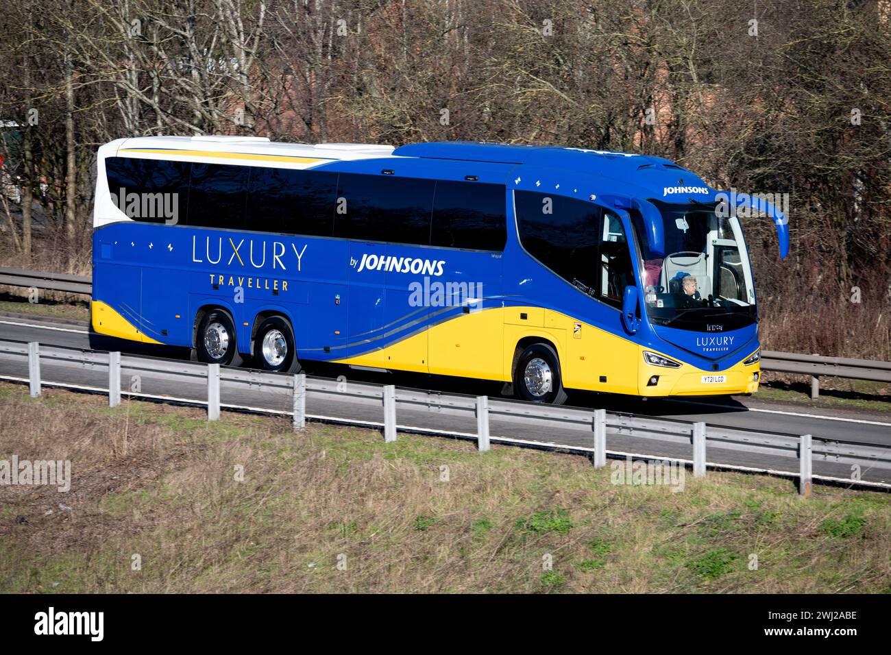 Johnsons Bus fährt auf die Autobahn M40 an der Junction 15, Warwickshire, Großbritannien Stockfoto