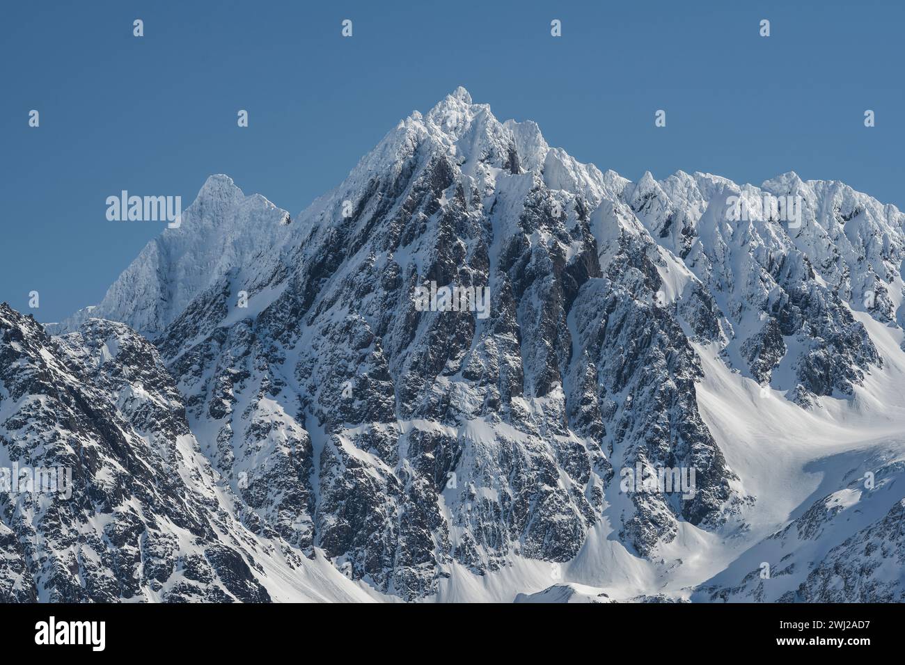 Idyllische Aufnahme schneebedeckter majestätischer Berge Stockfoto