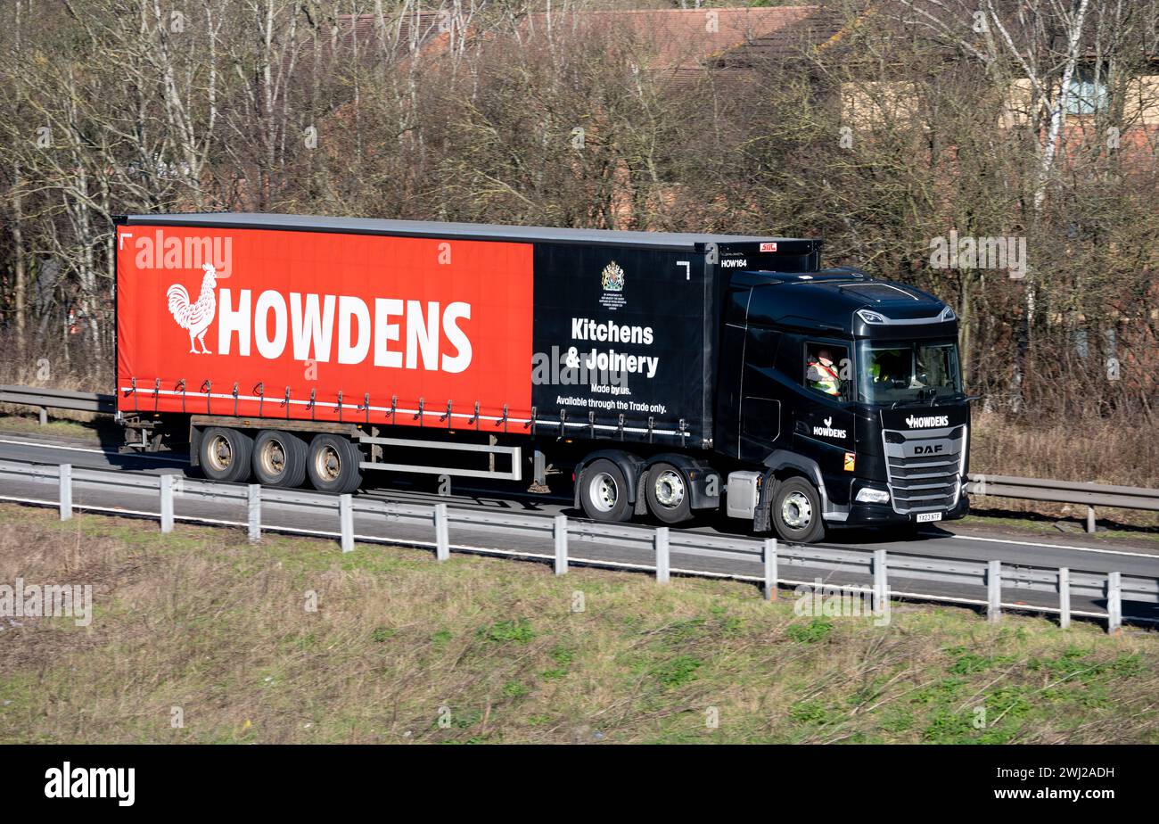 Howdens LKW, der an der Abfahrt 15, Warwickshire, Großbritannien, auf die Autobahn M40 einfährt Stockfoto