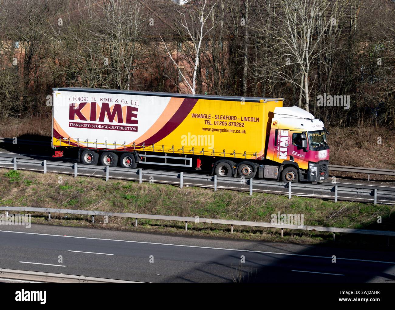 Kime LKW, der an der Abfahrt 15, Warwickshire, Großbritannien, auf die Autobahn M40 fährt Stockfoto