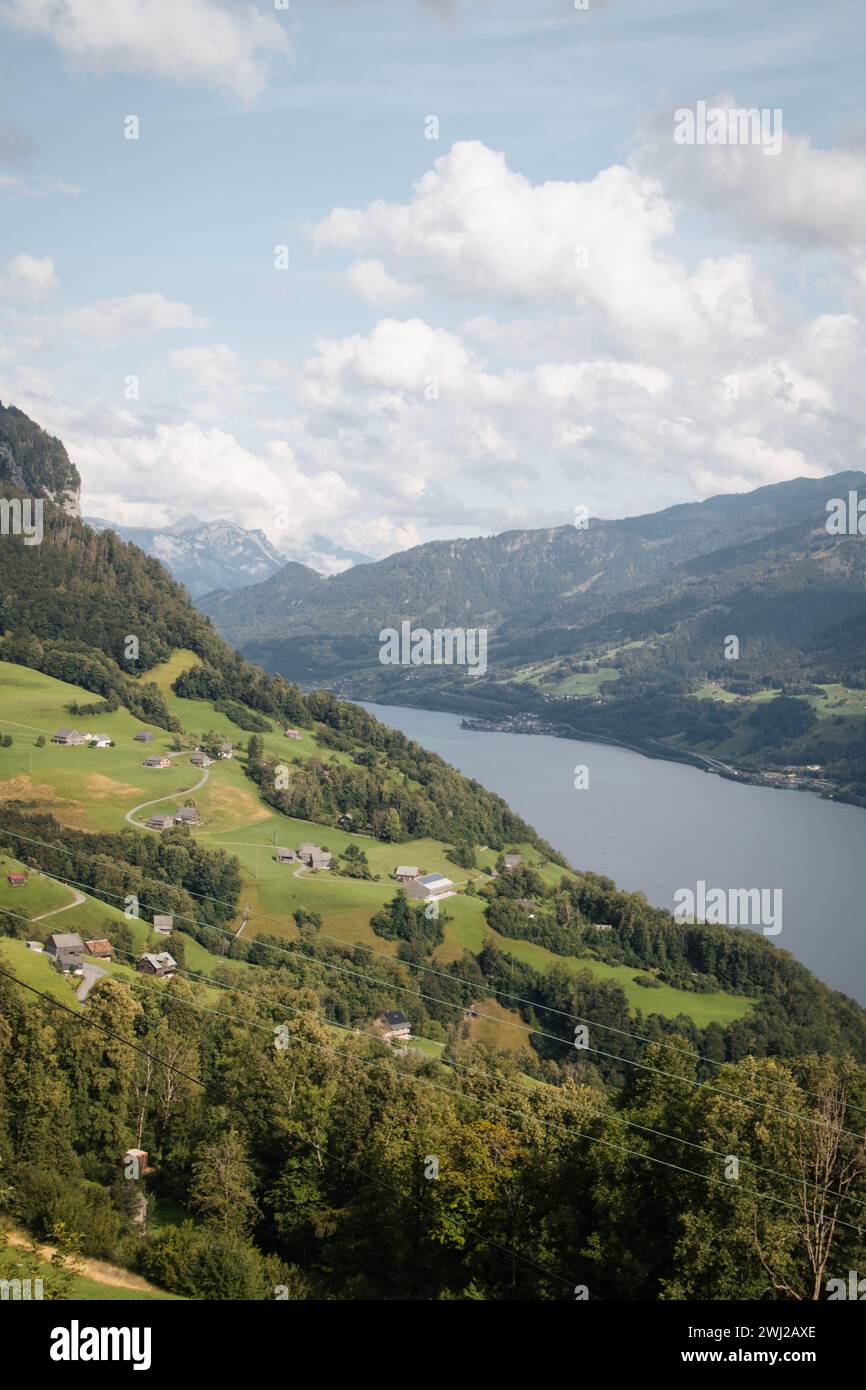 Ein malerischer Blick auf grüne Hügel und einen Fluss in Amden, Schweiz Stockfoto