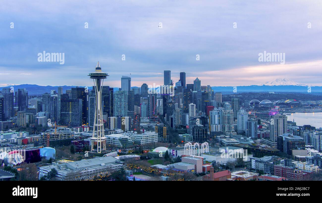 Die Skyline von Seattle bei Sonnenuntergang an Weihnachten Stockfoto