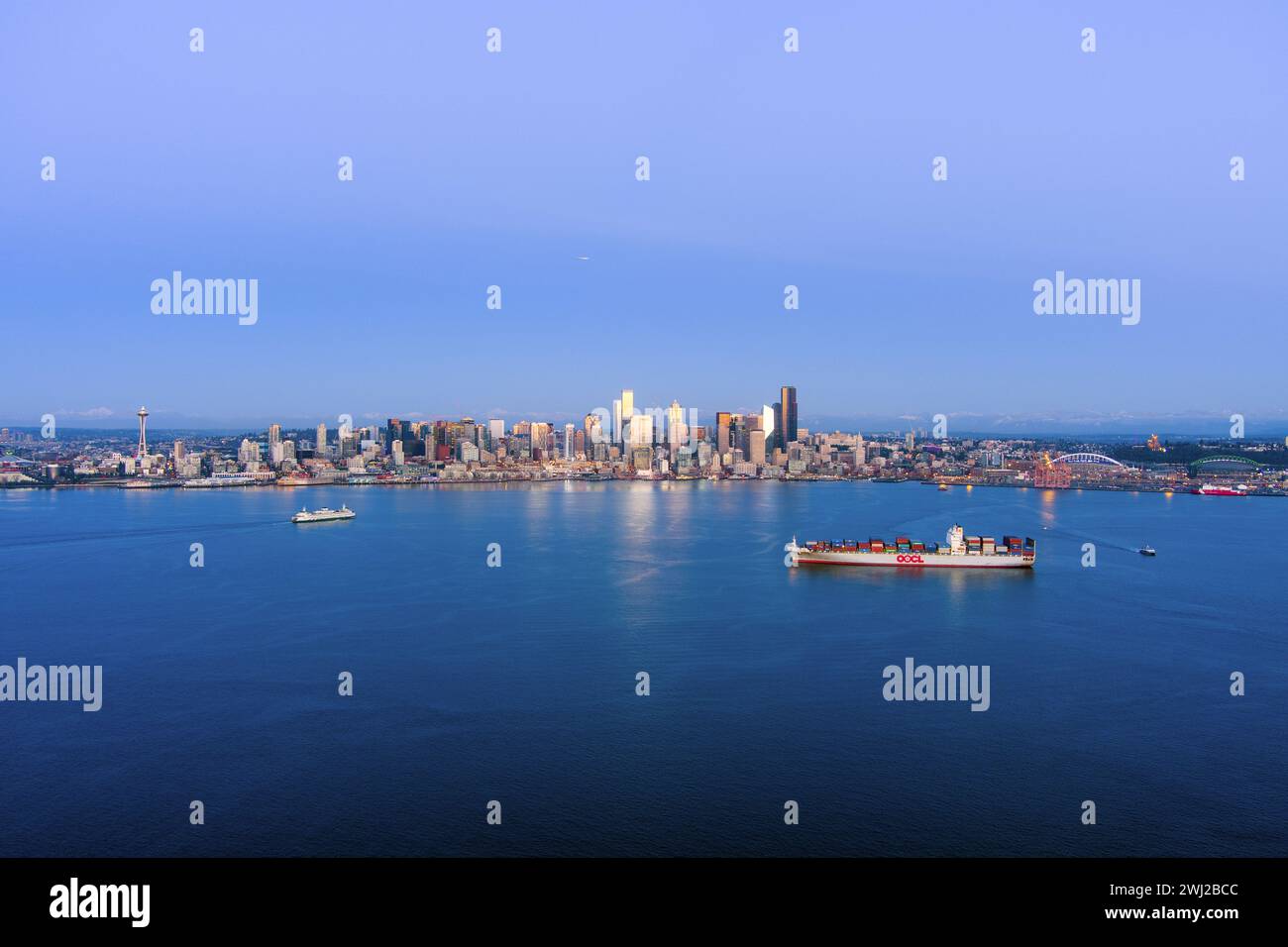 Die Skyline am Ufer von Seattle bei Sonnenuntergang im Dezember Stockfoto