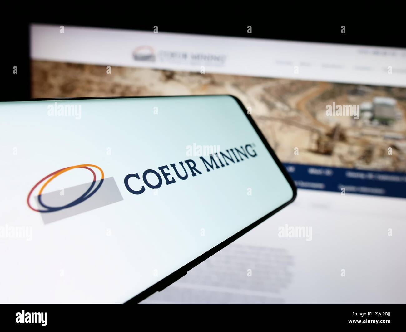 Mobiltelefon mit Logo des amerikanischen Edelmetallunternehmens Coeur Mining Inc. Vor der Business-Website. Fokussieren Sie sich auf die linke Mitte des Telefondisplays. Stockfoto