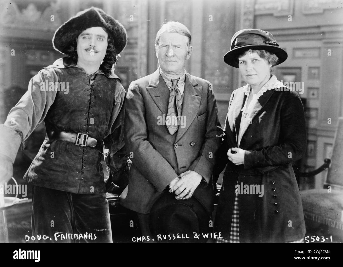 Schauspieler Douglas Fairbanks (1883–1929), bekannt für Robin Hood und die Maske des Zorro mit dem Künstler Charles Marion Russell (1864–1926) und seiner Frau Nancy Stockfoto