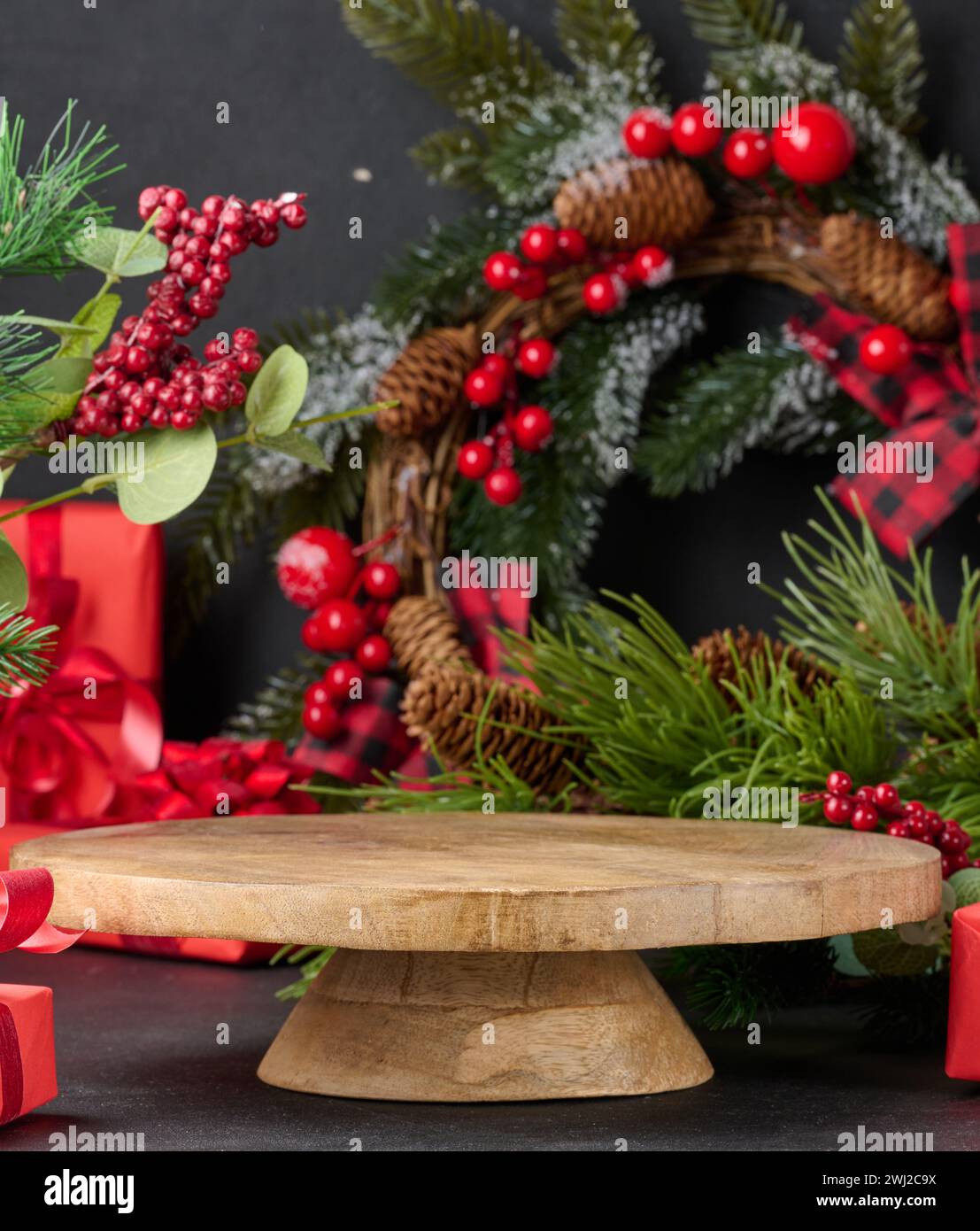Leere runde Holzplattform zur Präsentation von Produkten in der Mitte der Weihnachtsdekoration Stockfoto