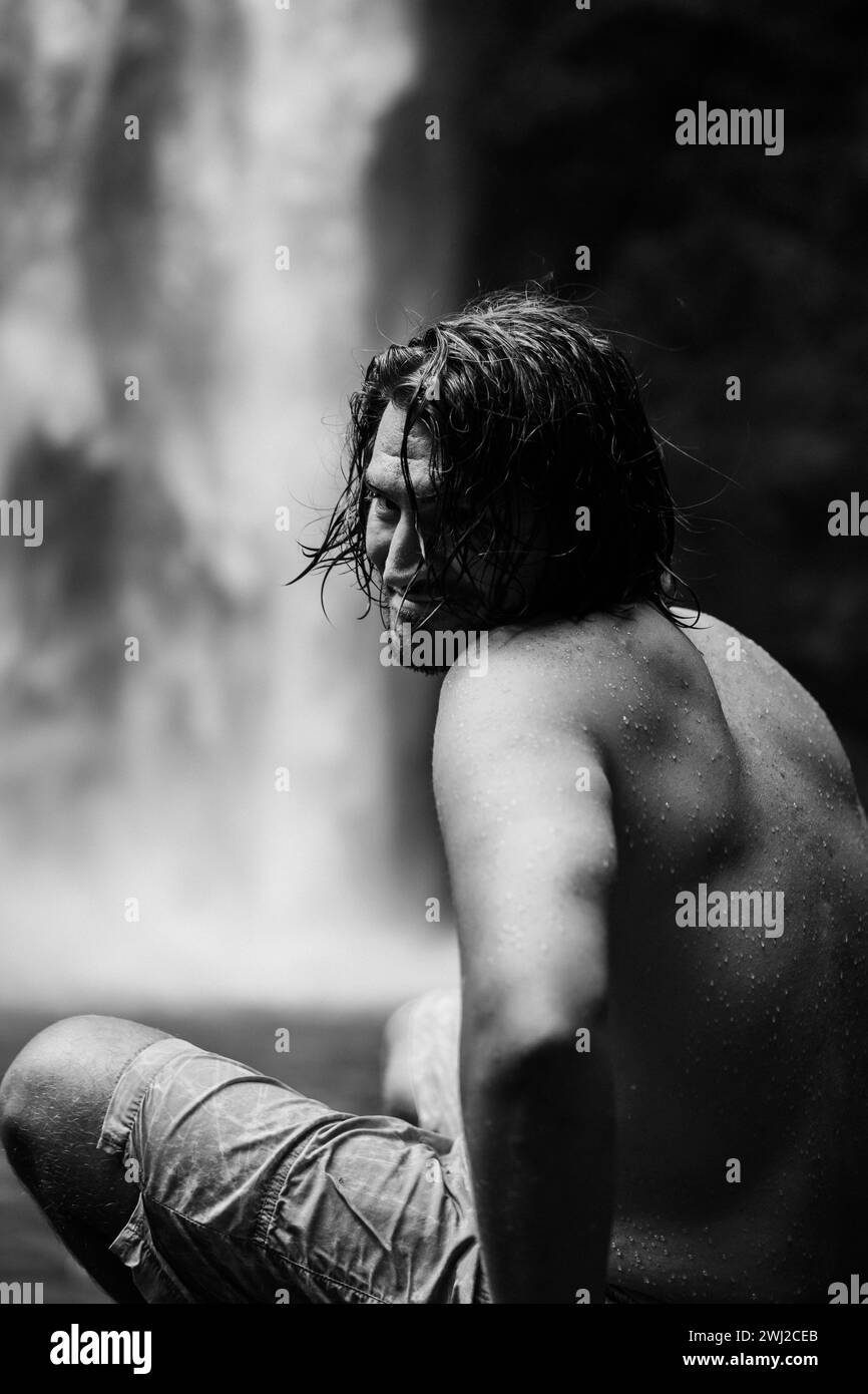 Reisender, im Dschungel, geht zum Nungnung Wasserfall. Bali Stockfoto