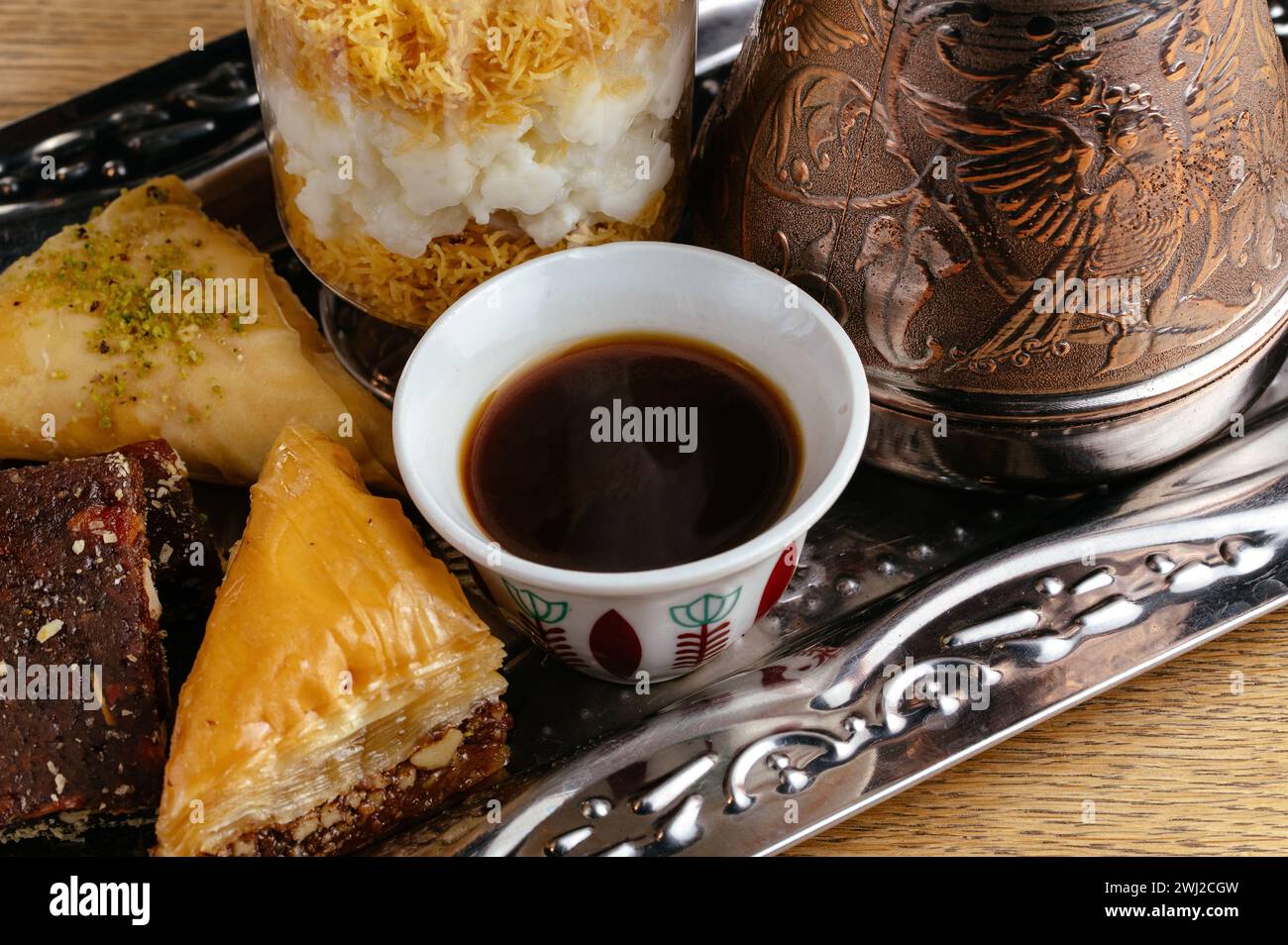 Türkischer Kaffee und Desserts in türkischer Küche Stockfoto