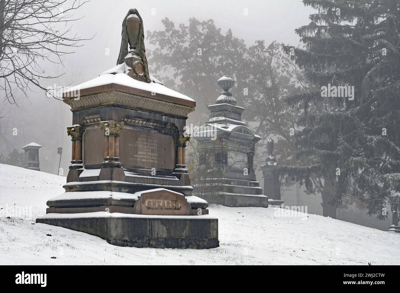 Nach einem Sturm im Spätherbst bedeckt frischer Schnee die historischen Denkmäler auf dem Mount Royal Cemetery von Montreal. Stockfoto