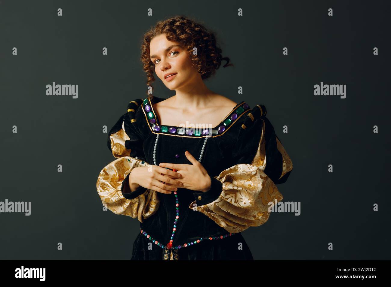 Porträt einer jungen aristokratischen Frau in einem mittelalterlichen Cosplay-Kleid auf dunklem Hintergrund. Stockfoto