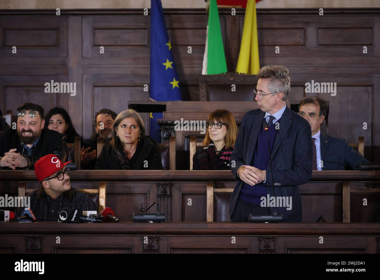 Neapel, Italien. Februar 2024. Foto Alessandro Garofalo/LaPresse12-02-2024 Napoli, Italia nella Sala dei Baroni del Maschio Angioino, il sindaco di Napoli Gaetano Manfredi consegner&#xe0; una targa personalizzata al cantante Geolier per Celebrare il successo ottenuto al Festival di Sanremo 2024. 12. Februar 2024 Neapel, Italien News im Sala dei Baroni del Maschio Angioino wird der Bürgermeister von Neapel Gaetano Manfredi dem Sänger Geolier eine personalisierte Gedenktafel überreichen, um den Erfolg des Sanremo Festivals 2024 zu feiern. Quelle: LaPresse/Alamy Live News Stockfoto