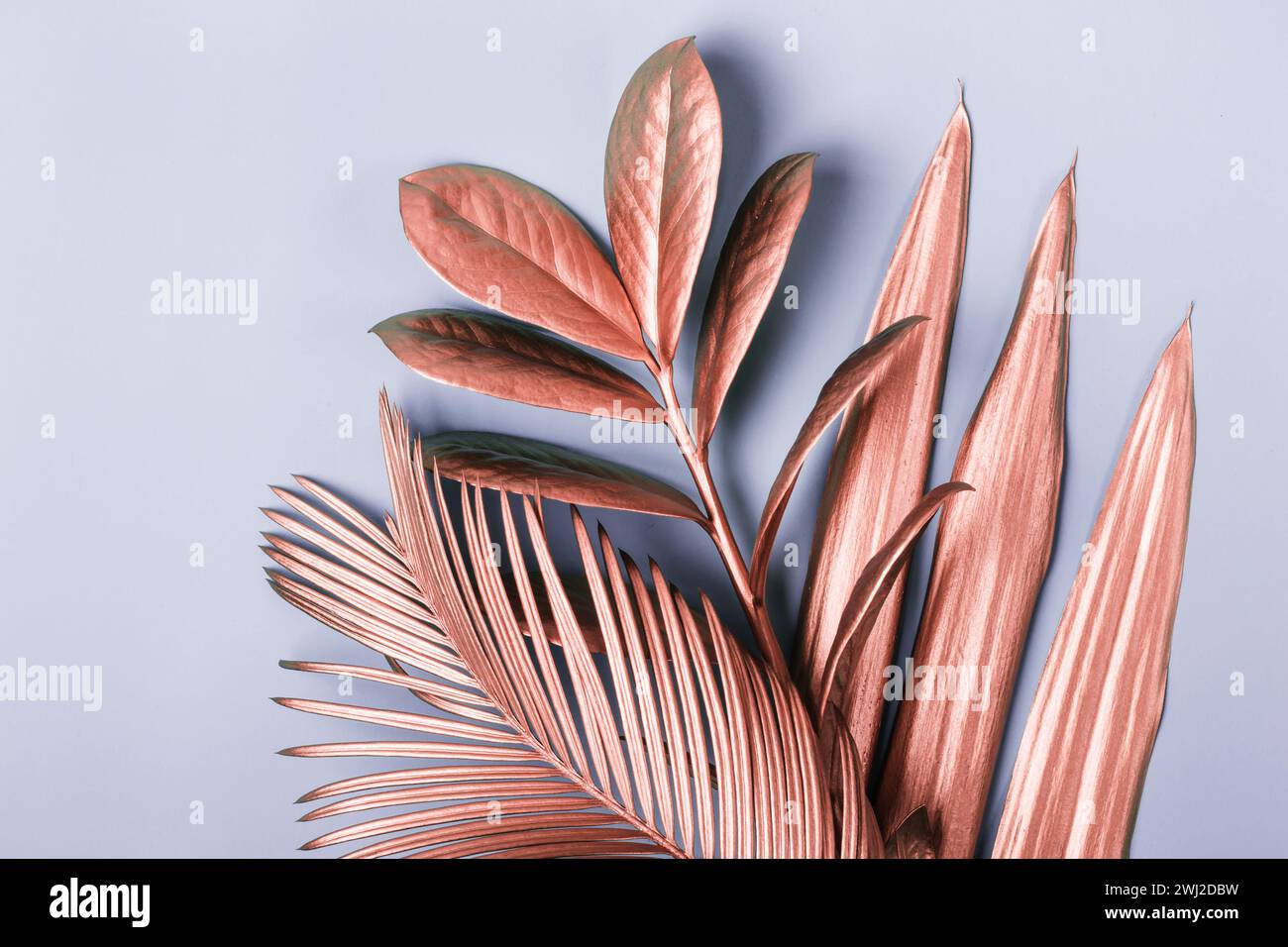 Natural Creative Layout aus tropischen Blättern in Pink Metallic Stockfoto