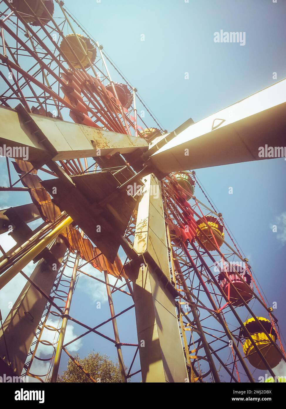 Retro-Riesenrad auf blauem Himmel, mobiles Foto Stockfoto