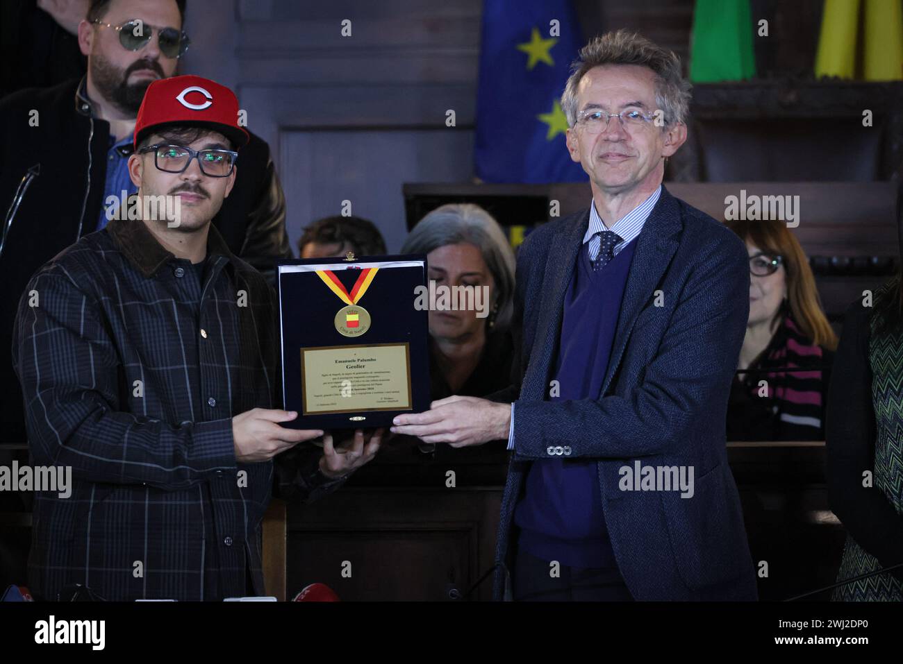 Neapel, Italien. Februar 2024. Foto Alessandro Garofalo/LaPresse12-02-2024 Napoli, Italia nella Sala dei Baroni del Maschio Angioino, il sindaco di Napoli Gaetano Manfredi consegner&#xe0; una targa personalizzata al cantante Geolier per Celebrare il successo ottenuto al Festival di Sanremo 2024. 12. Februar 2024 Neapel, Italien News im Sala dei Baroni del Maschio Angioino wird der Bürgermeister von Neapel Gaetano Manfredi dem Sänger Geolier eine personalisierte Gedenktafel überreichen, um den Erfolg des Sanremo Festivals 2024 zu feiern. Quelle: LaPresse/Alamy Live News Stockfoto