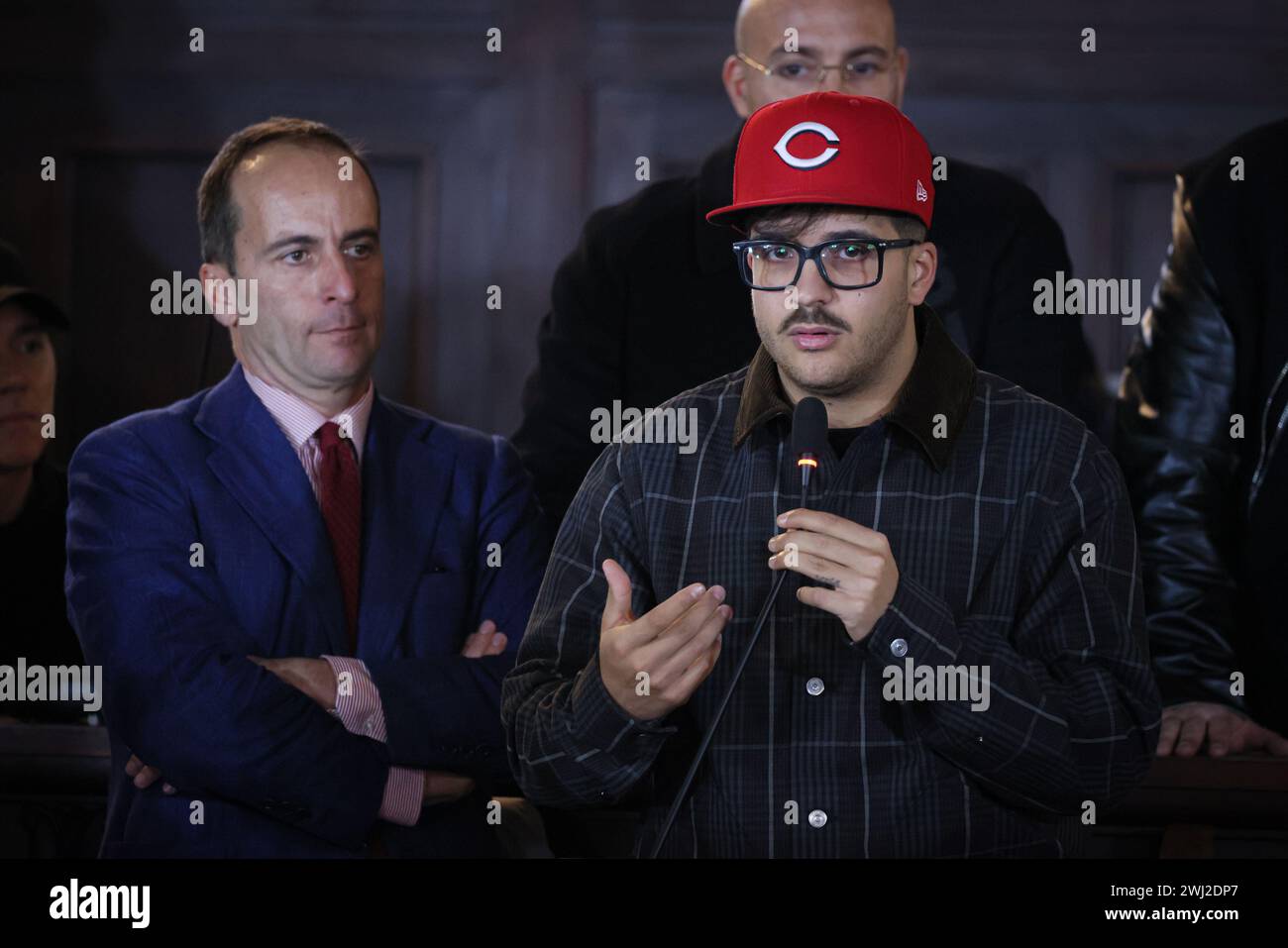 Neapel, Italien. Februar 2024. Foto Alessandro Garofalo/LaPresse12-02-2024 Napoli, Italia nella Sala dei Baroni del Maschio Angioino, il sindaco di Napoli Gaetano Manfredi consegner&#xe0; una targa personalizzata al cantante Geolier per Celebrare il successo ottenuto al Festival di Sanremo 2024. 12. Februar 2024 Neapel, Italien News im Sala dei Baroni del Maschio Angioino wird der Bürgermeister von Neapel Gaetano Manfredi dem Sänger Geolier eine personalisierte Gedenktafel überreichen, um den Erfolg des Sanremo Festivals 2024 zu feiern. Quelle: LaPresse/Alamy Live News Stockfoto